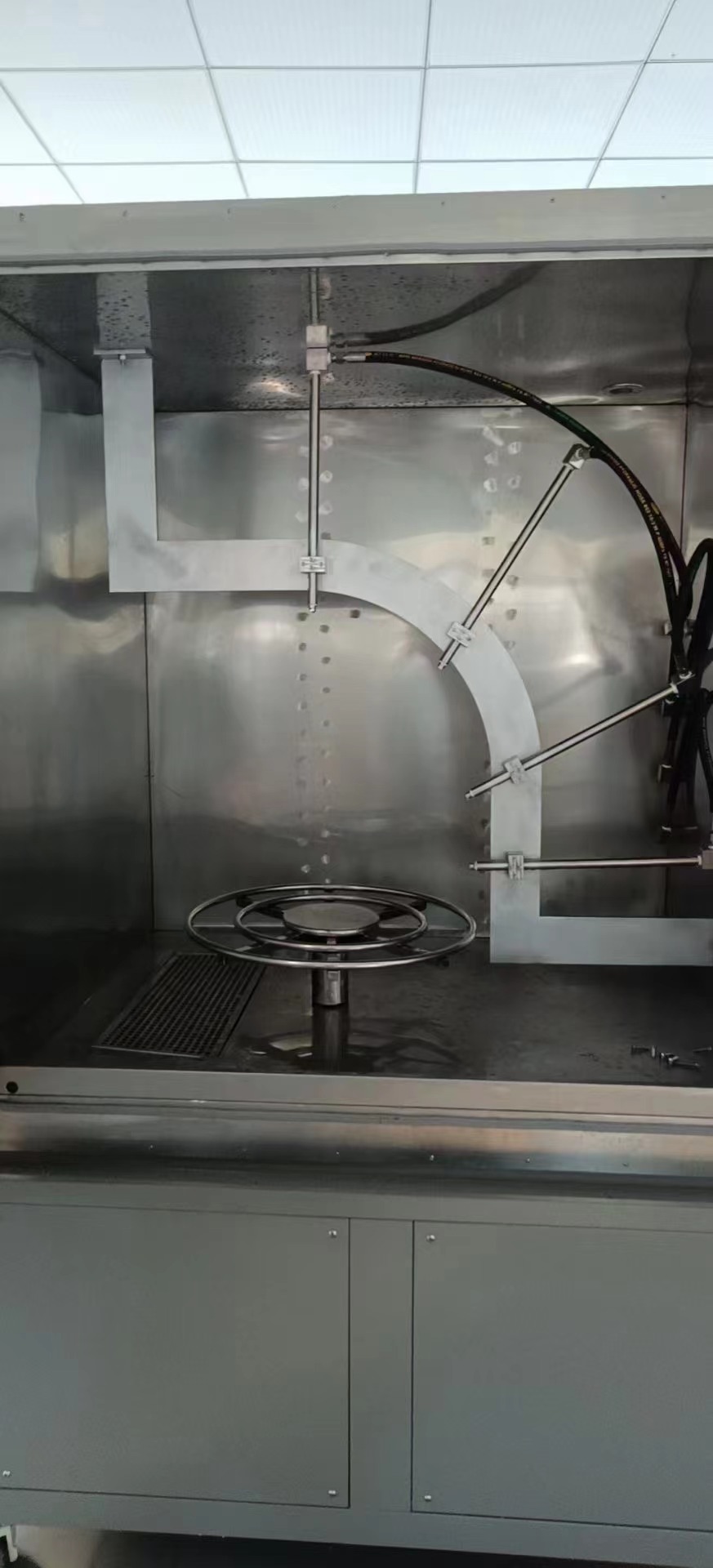 淋雨試驗箱內部示意圖