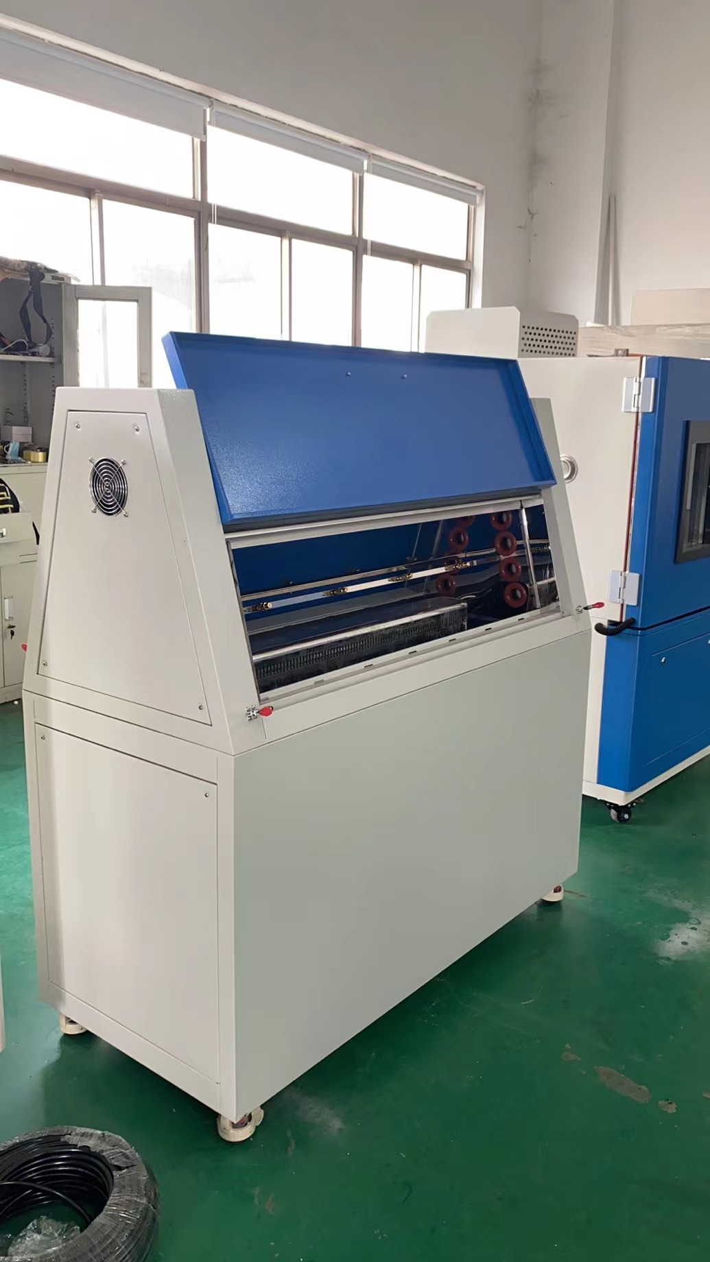 紫外老化試驗箱示意圖